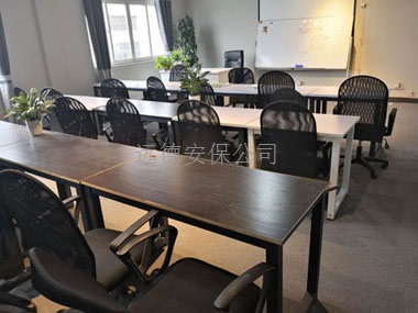 北京女孩夜晚被人贩子集团跟踪，躲厕所求助私人保镖